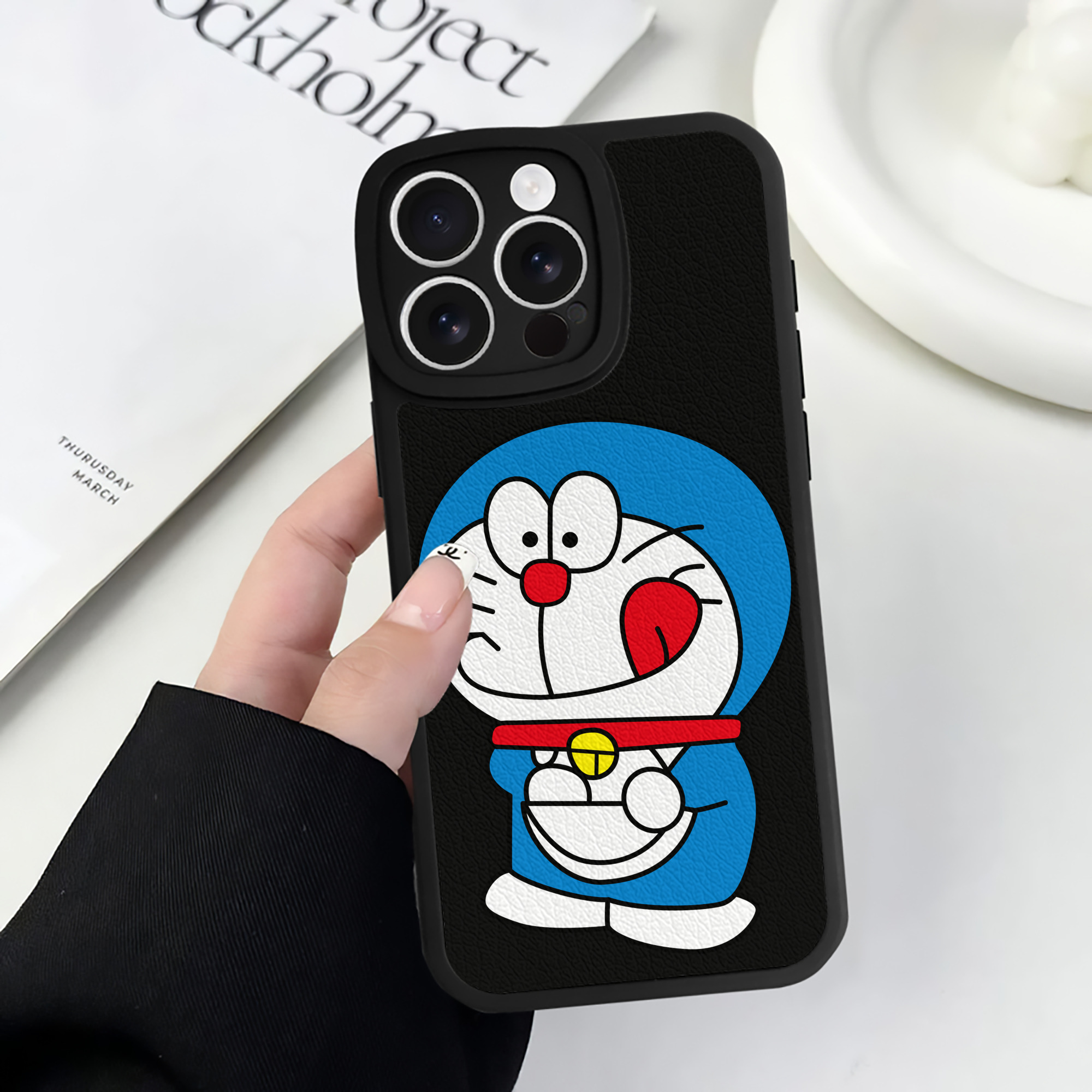 （画像用） ドラえもん Doraemon 【iPhone 16シリーズ対応】シリコンスマホケース（レザー調） 材質：シリコン